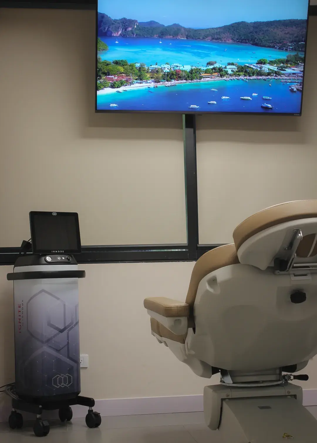 Sala de tratamiento de Perfect by Dr. Orsini con camilla y equipo médico