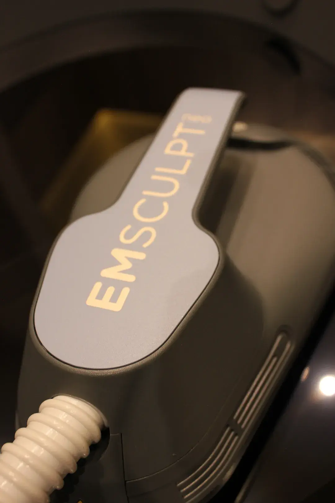 Aplicador de Emsculpt Neo listo para la sesión