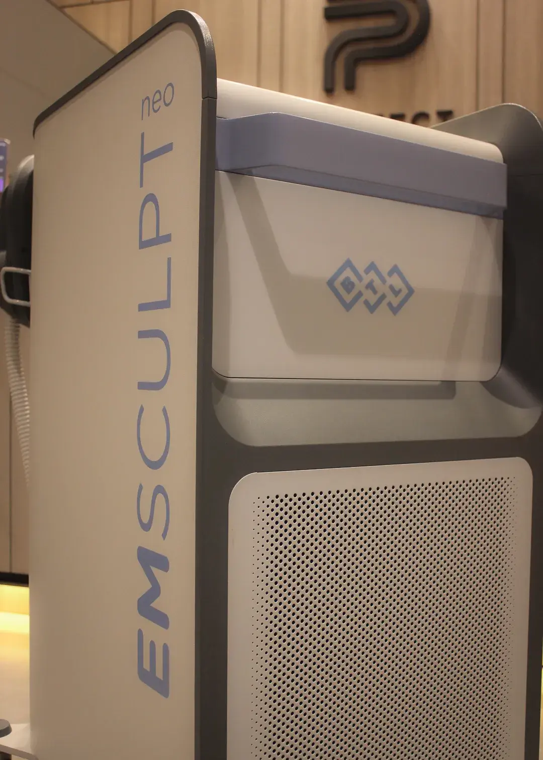 Detalle del equipo Emsculpt Neo de la clínica