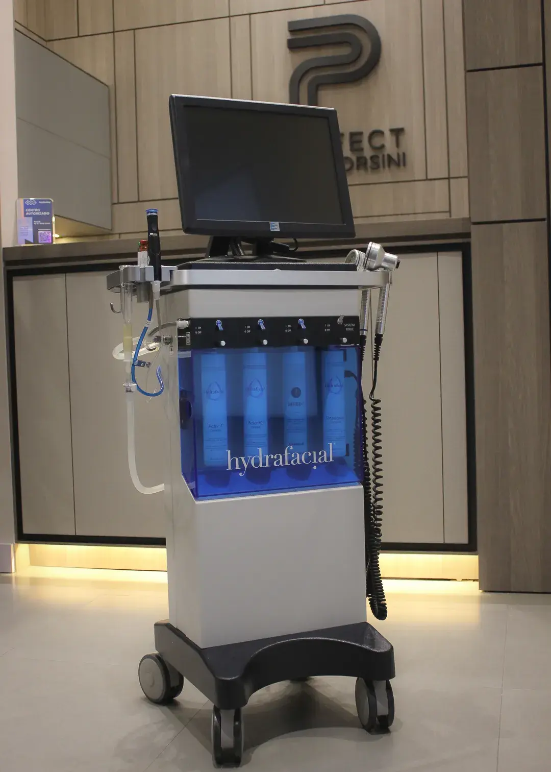 Equipo HydraFacial en la sede de Perfect by Dr. Orsini en Caracas