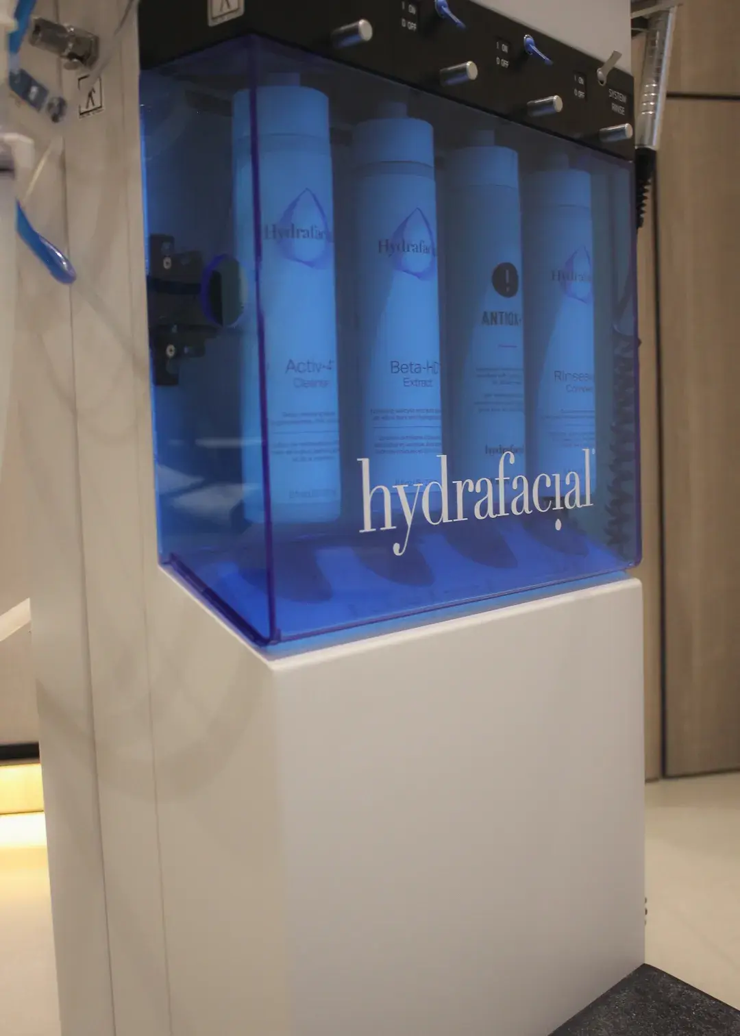 Sérums del protocolo HydraFacial en la clínica