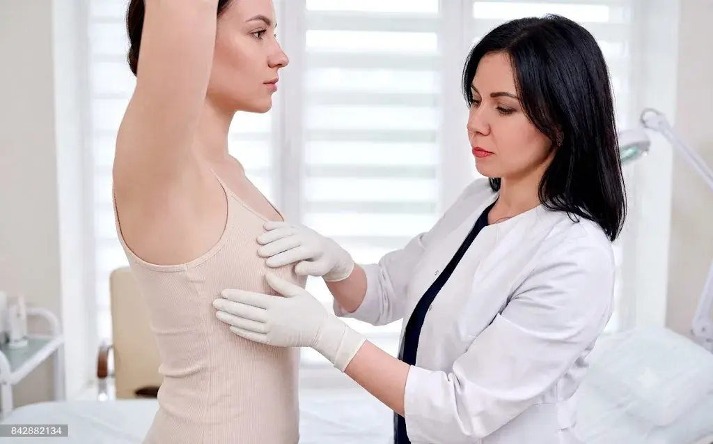 Aumento mamario con implantes — atención estética en Caracas