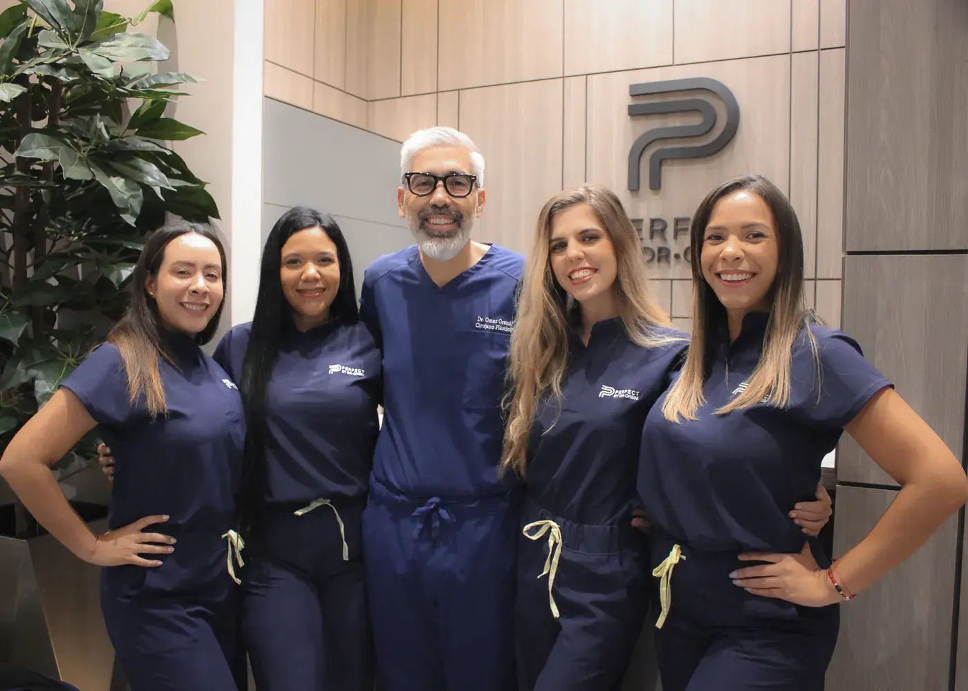 El Dr. Orsini con el equipo de la clínica en Caracas
