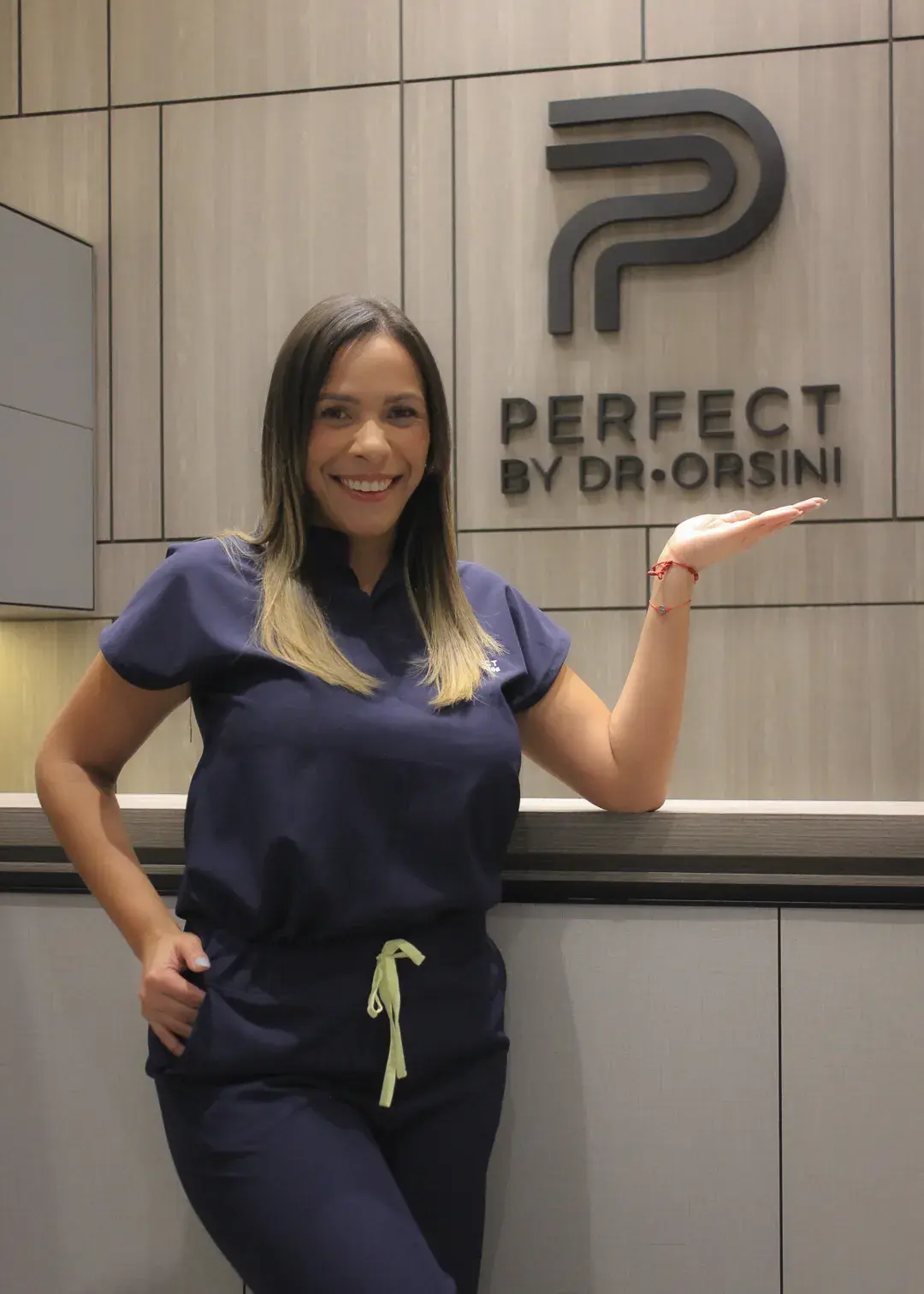 Integrante del equipo de Perfect by Dr. Orsini en la sede de Caracas