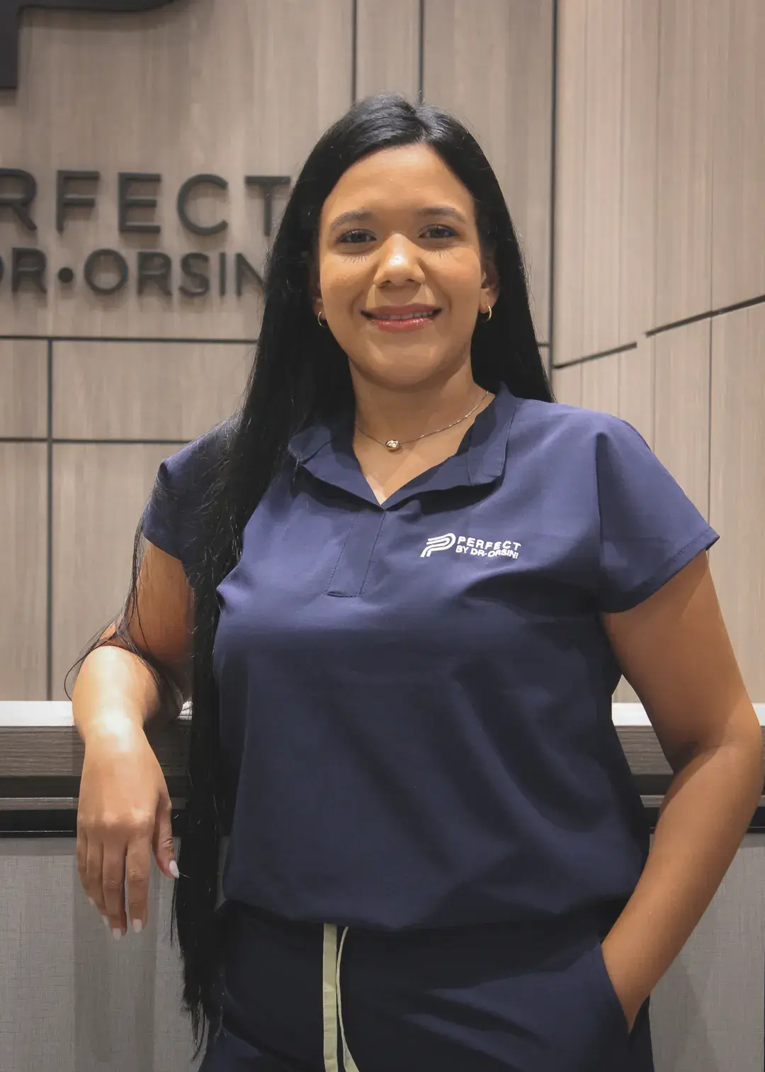 Integrante del equipo de Perfect by Dr. Orsini en la recepción