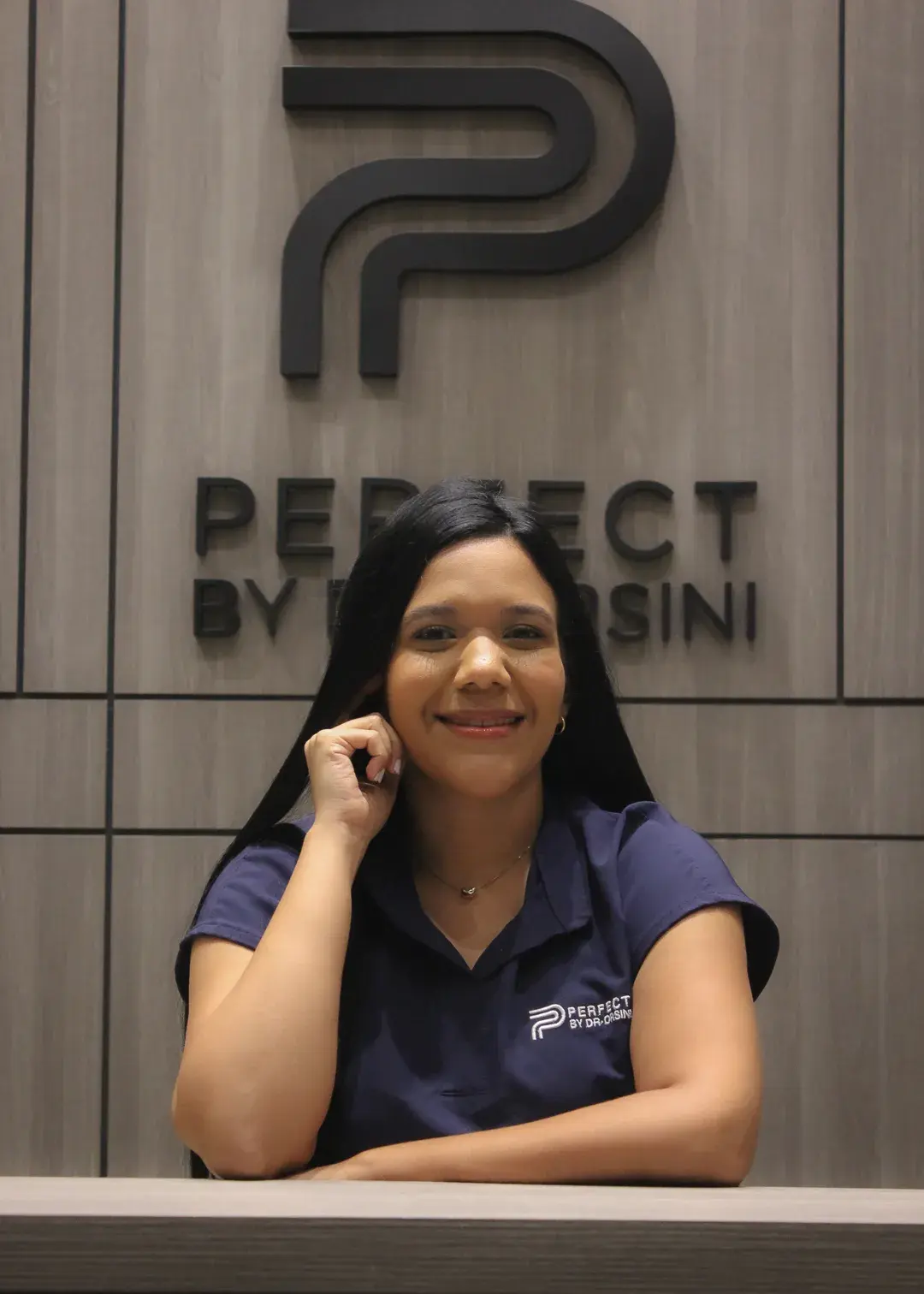 Atención al paciente en la recepción de Perfect by Dr. Orsini
