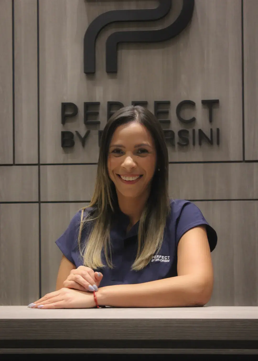 Equipo de atención de Perfect by Dr. Orsini en el mostrador de recepción