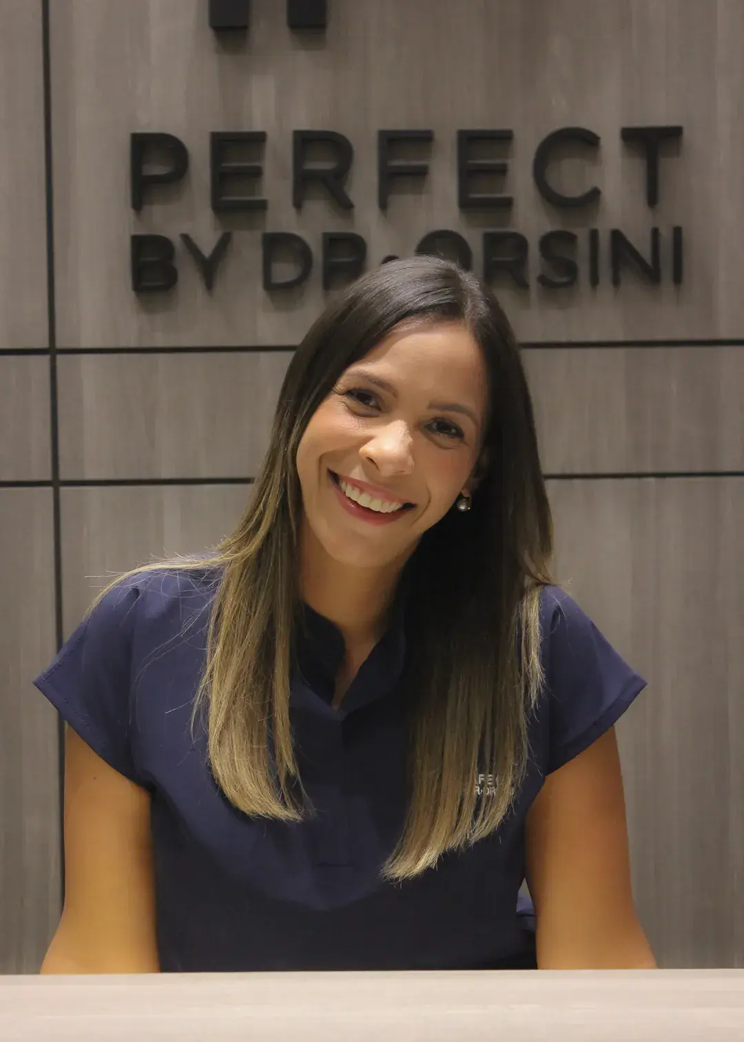 Integrante del equipo de Perfect by Dr. Orsini atendiendo en recepción