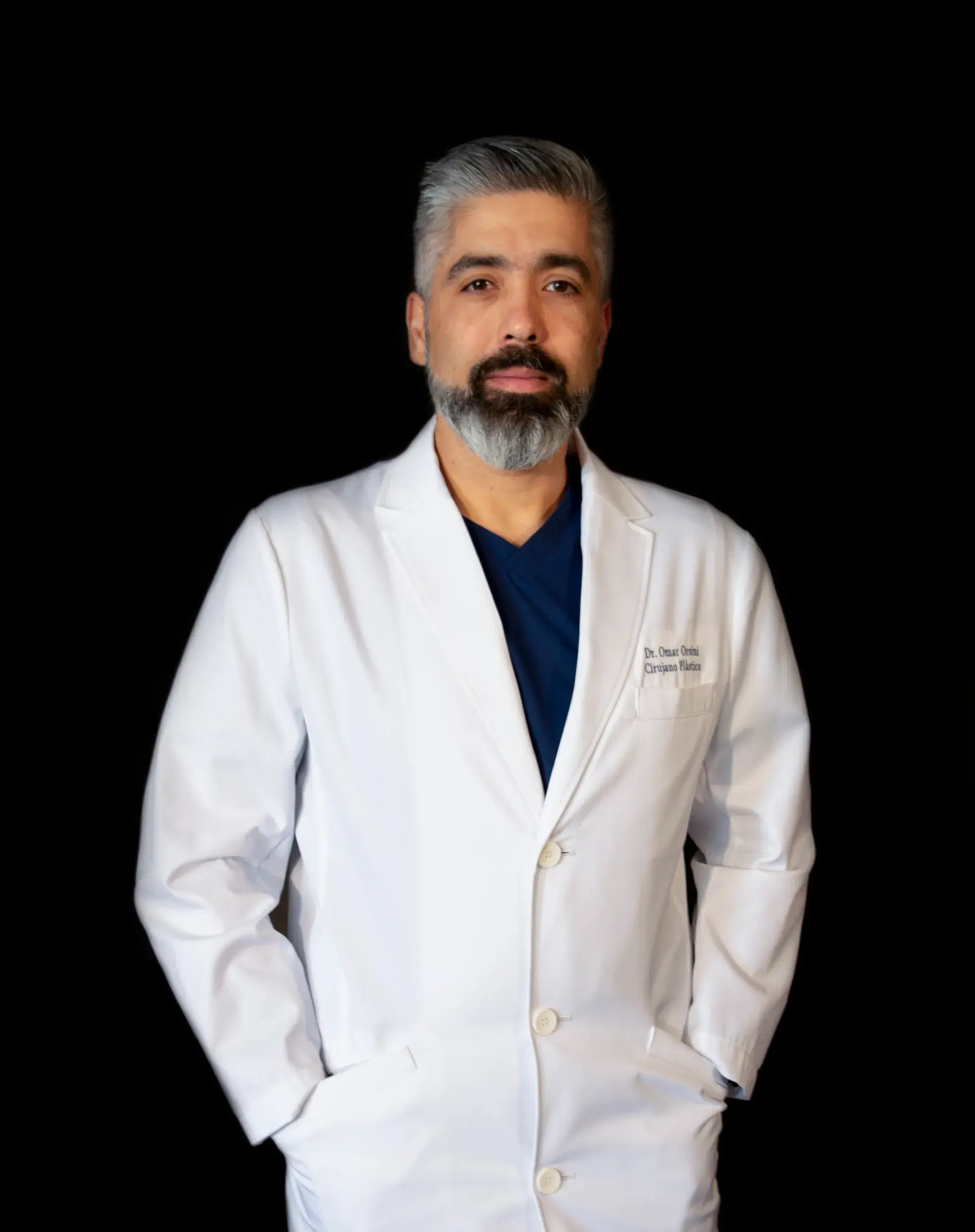 Dr. Omar Orsini, cirujano plástico, en su consulta de Caracas